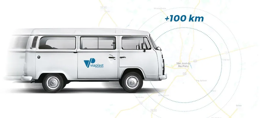 Ilustração da Kombi de entrega da ViaPlast diante de um mapa com o raio de 100 km em torno de São José do Rio Preto