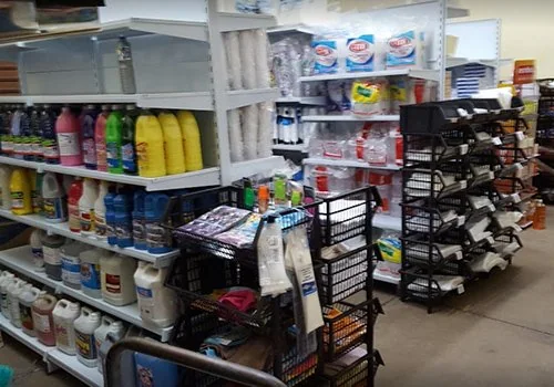 Corredor da loja da ViaPlast com prateleiras ocupadas por produtos de limpeza, descartáveis e embalagens