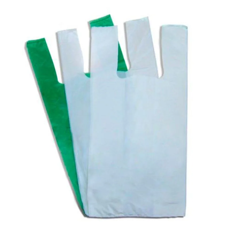 Sacolas plásticas modelo camiseta, brancas e verdes, dispostas lado a lado