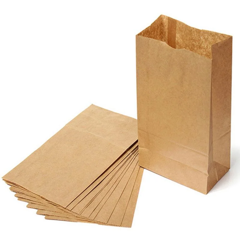 Sacos de papel kraft marrom, alguns em pé e outros empilhados